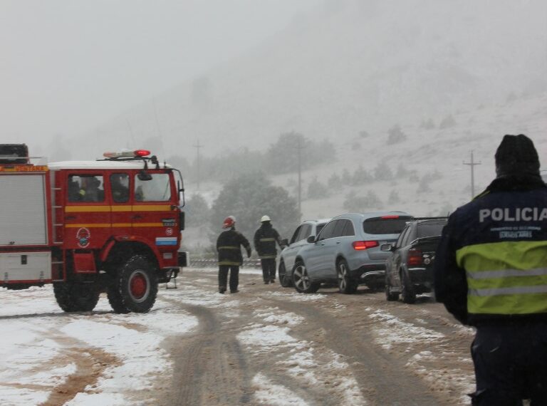 Una intensa nevada tiñe de blanco la zona serrana y realza su atractivo