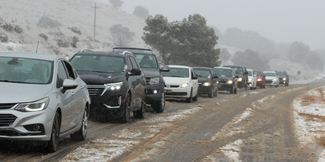 Una intensa nevada tiñe de blanco la zona serrana y realza su atractivo