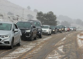 Una intensa nevada tiñe de blanco la zona serrana y realza su atractivo