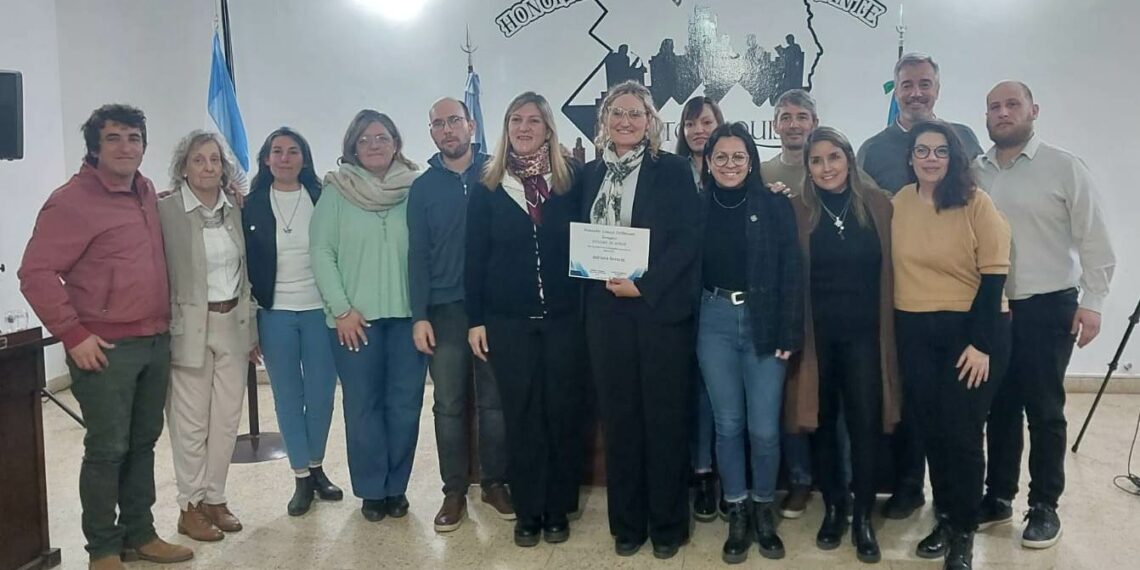 El HCD. distinguió con diploma de honor a la nadadora Adriana Berardi