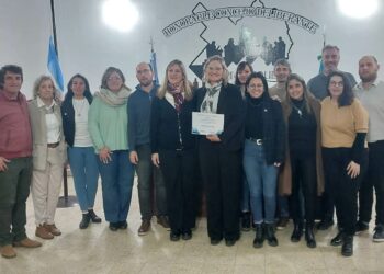 El HCD. distinguió con diploma de honor a la nadadora Adriana Berardi