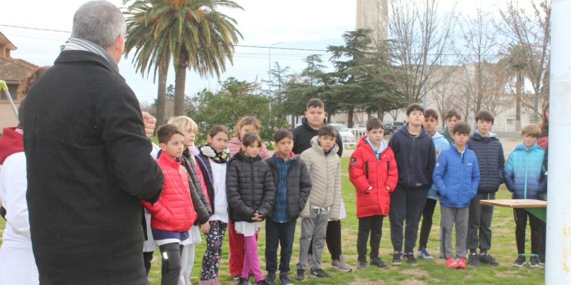Alumnos de la Escuela N.º 1 DFS recibieron información sobre el uso de los tótems instalados por la CELT en la plaza Ernesto Tornquist