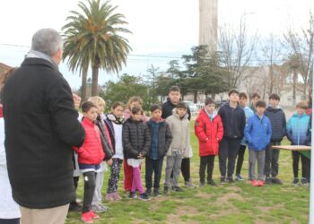 Alumnos de la Escuela N.º 1 DFS recibieron información sobre el uso de los tótems instalados por la CELT en la plaza Ernesto Tornquist