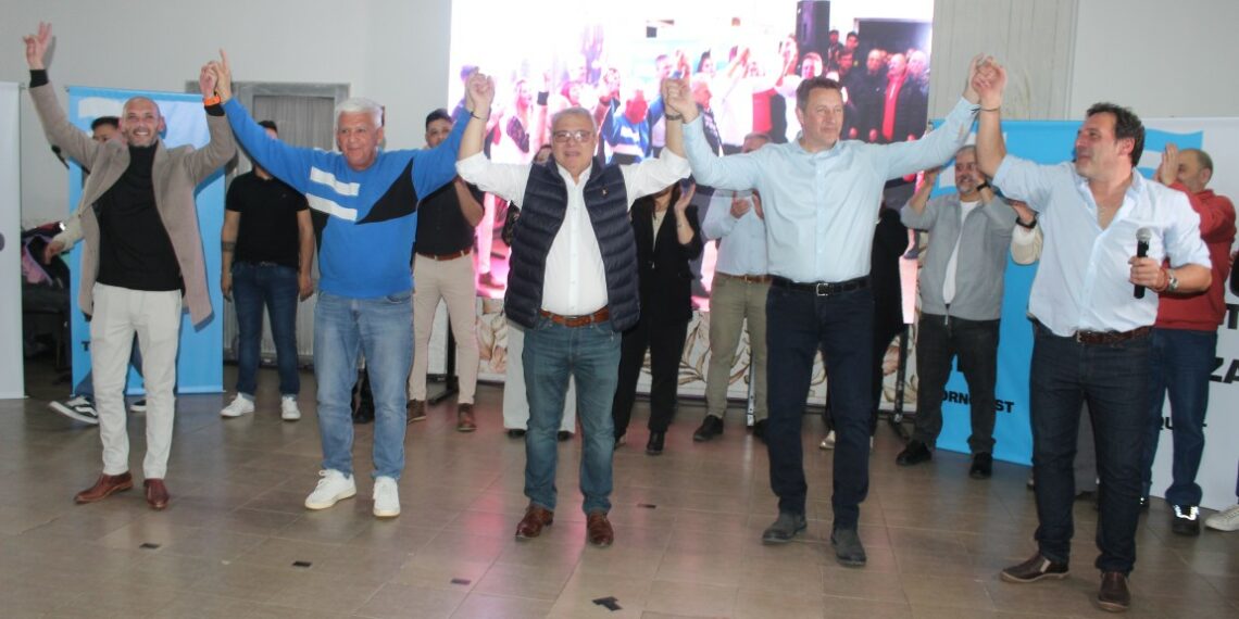 Ante un salón colmado Fuerza Patria presentó a sus candidatos (videos y fotos)