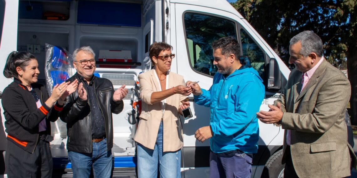 El distrito recibió una nueva ambulancia y equipamiento informático para el Hospital Municipal