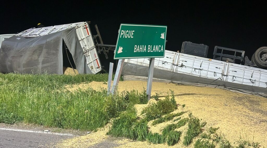 Un camión cargado con cereal volcó anoche en el cruce de las rutas 76 y 33 (fotos y video)