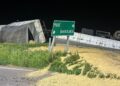 Un camión cargado con cereal volcó anoche en el cruce de las rutas 76 y 33 (fotos y video)