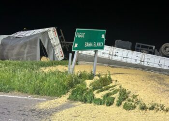 Un camión cargado con cereal volcó anoche en el cruce de las rutas 76 y 33 (fotos y video)