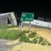 Un camión cargado con cereal volcó anoche en el cruce de las rutas 76 y 33 (fotos y video)