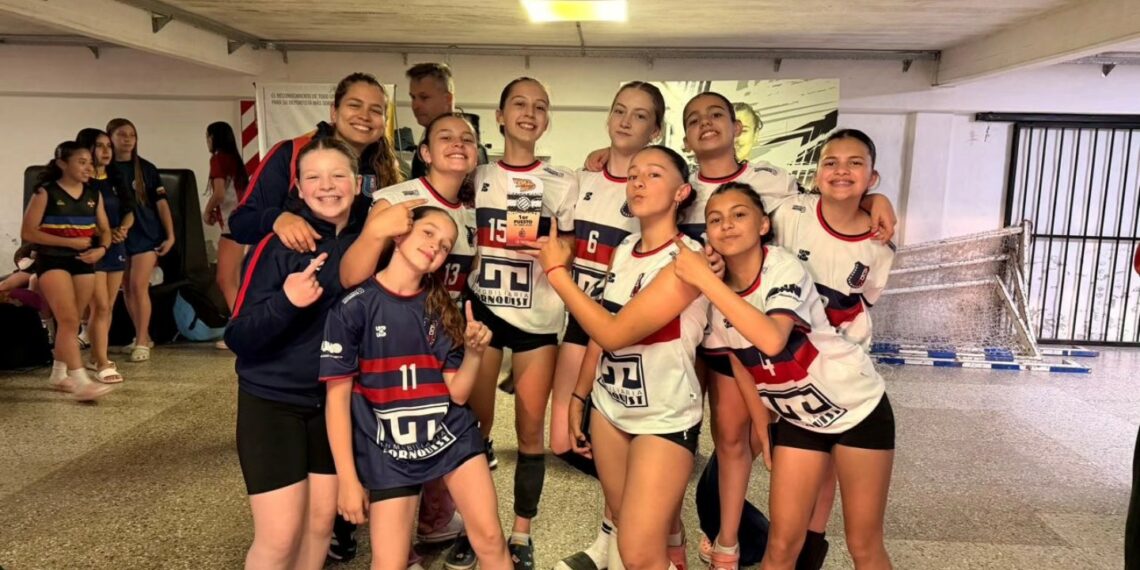 Una copa y un podio para Automoto Voley en Olavarría