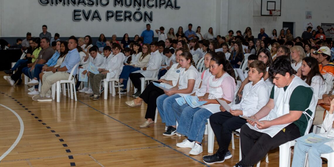 SESION EXTRAORDINARIA DE ENTREGA DE DIPLOMAS A ABANDERADOS Y ESCOLTAS DEL DISTRITO 2025- TORNQUIST