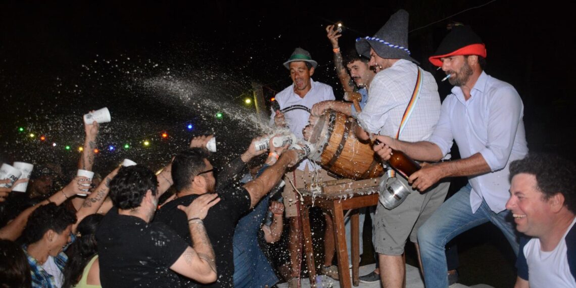 La lluvia no empañó la fiesta: el Salón de la Germánica brilló como en sus mejores épocas