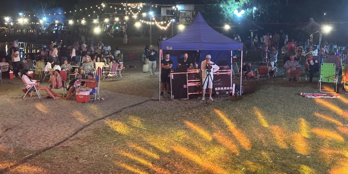 Otra exitosa noche de “Luna y Blanco”: música, arte y clima ideal en la playa de la comarca