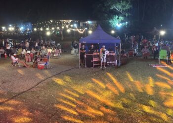 Otra exitosa noche de “Luna y Blanco”: música, arte y clima ideal en la playa de la comarca