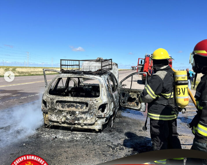 Los Bomberos de Tornquist intervinieron en un incendio vehicular en la Ruta 33
