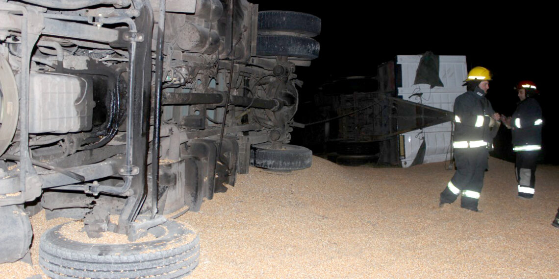 Volcó un camión cerealero obstruyendo ambas manos de la Ruta 33
