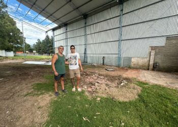 Del abandono a un complejo deportivo y recreativo: el Sindicato Papelero avanza con una nueva cancha de blindex