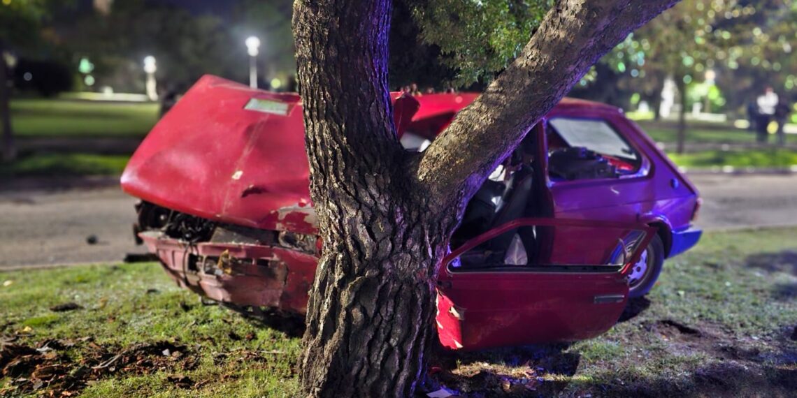Un vehículo impacto contra un árbol ubicado en el boulevard frente al Teatro Funke