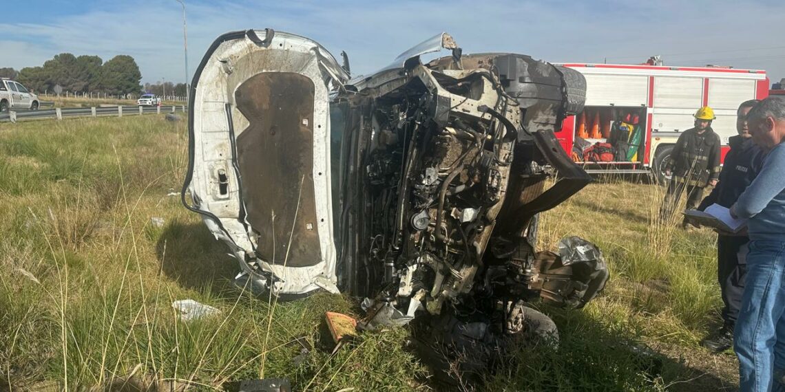 Choue y vuelco en el acceso a Tornquist y Ruta 33