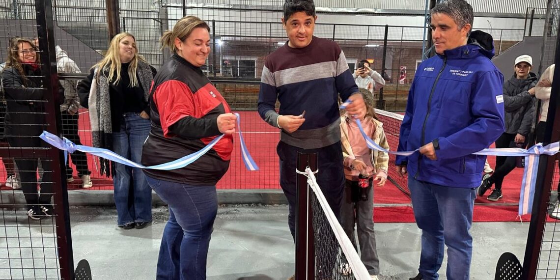 Se inauguró la primera cancha de blindex de Tornquist en el Club Papelero