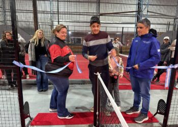 Se inauguró la primera cancha de blindex de Tornquist en el Club Papelero