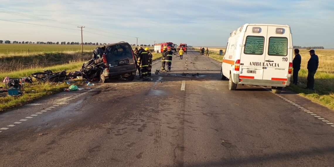 Dos muertos tras fuerte choque entre una Kangoo y un camión en la Ruta Nacional 33