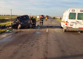 Dos muertos tras fuerte choque entre una Kangoo y un camión en la Ruta Nacional 33