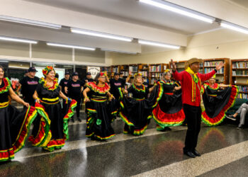 Rumba: Hubo ritmo durante el cafè literario de la Biblioteca