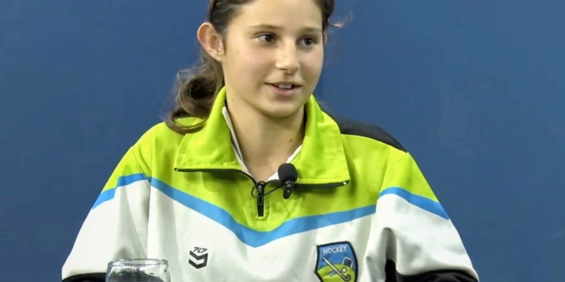 Zoe Borches: La joven que brilla entre los tres palos del hockey y la defensa de fútbol
